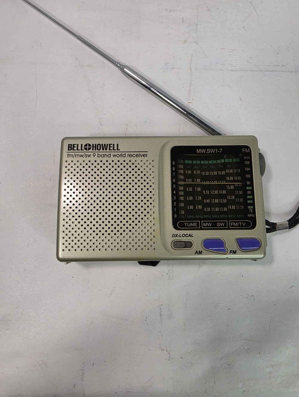 Vintage Bell Howell 9 Band World Reciever Portable AM/FM  Hand held radio.